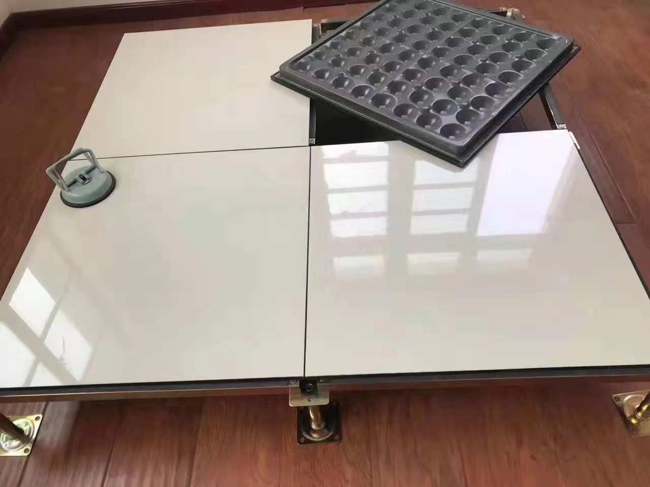 5NROzYLRpWRj6UmPCQlYV4ABDDeUc1WBF8s9ok3c 防静电地板安装摆放示意图
